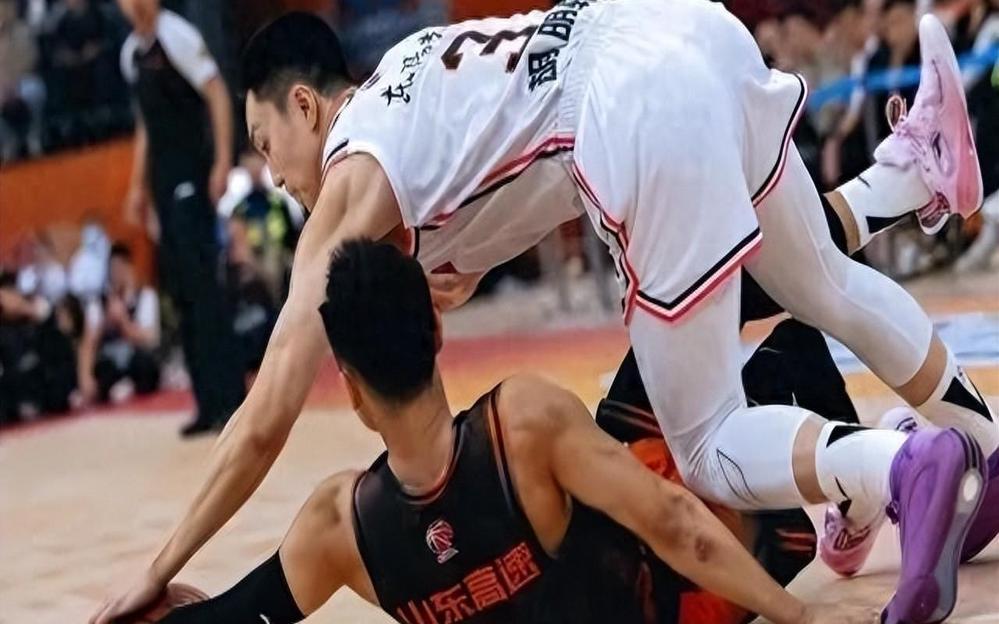 北京男篮客场险胜广东男篮，实现反弹